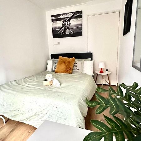 Private Bedrooms In A Flat! Home Away From Home! Shared Bathroom Лондон Экстерьер фото