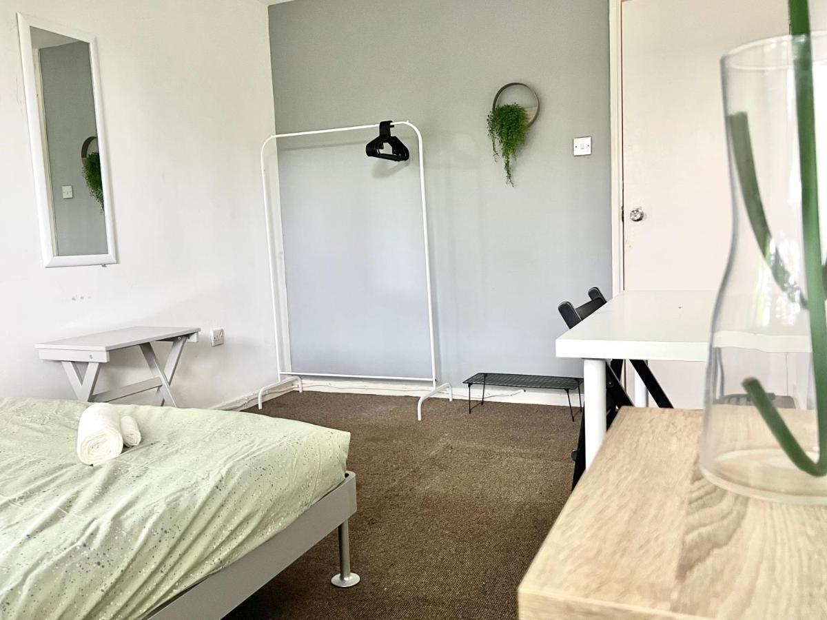 Private Bedrooms In A Flat! Home Away From Home! Shared Bathroom Лондон Экстерьер фото