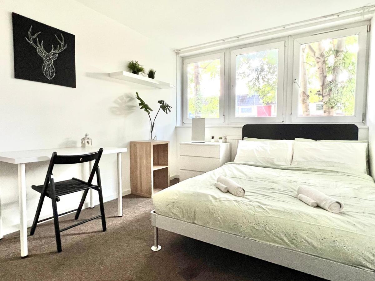 Private Bedrooms In A Flat! Home Away From Home! Shared Bathroom Лондон Экстерьер фото