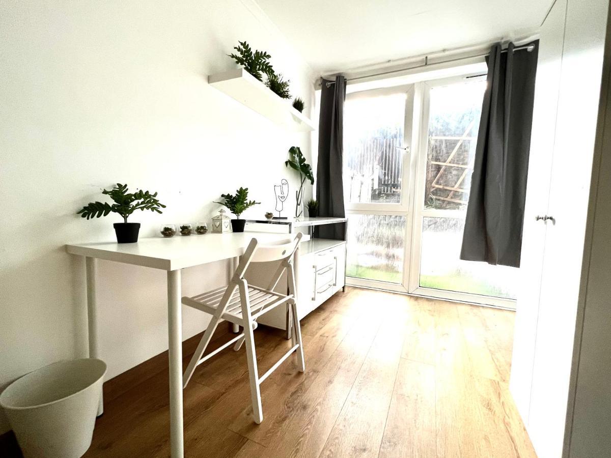 Private Bedrooms In A Flat! Home Away From Home! Shared Bathroom Лондон Экстерьер фото