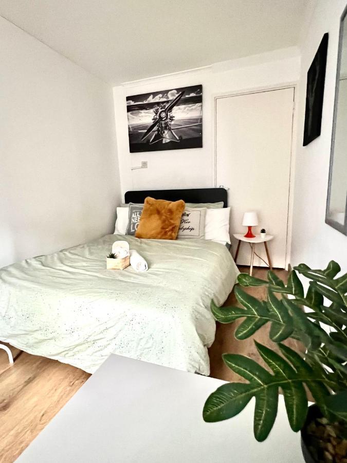 Private Bedrooms In A Flat! Home Away From Home! Shared Bathroom Лондон Экстерьер фото